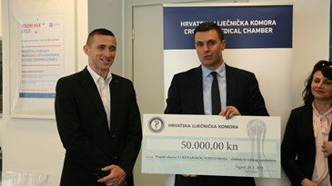 Hrvatska liječnička komora donirala 50 tisuća kuna za obnovu vukovarskog Vodotornja