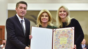Povelja Republike Hrvatske svečano uručena Klinici za očne bolesti Kliničke bolnice “Sveti Duh” 