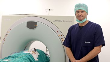 Komorin stipendist radiolog dr. Luka Novosel s kolegama u KBC Sestre milosrdnice prvi u Hrvatskoj izveo operaciju prostate kroz krvnu žilu